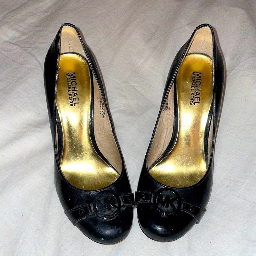 Michael Kors | black patented logo Pumps | size 7